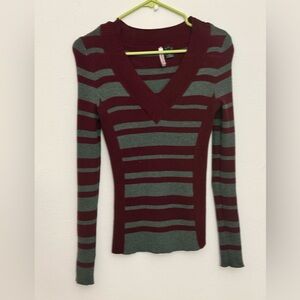 Love by Design, form-fitting, long sleeved V- neck sweater, P2P:17”-21”, EUC